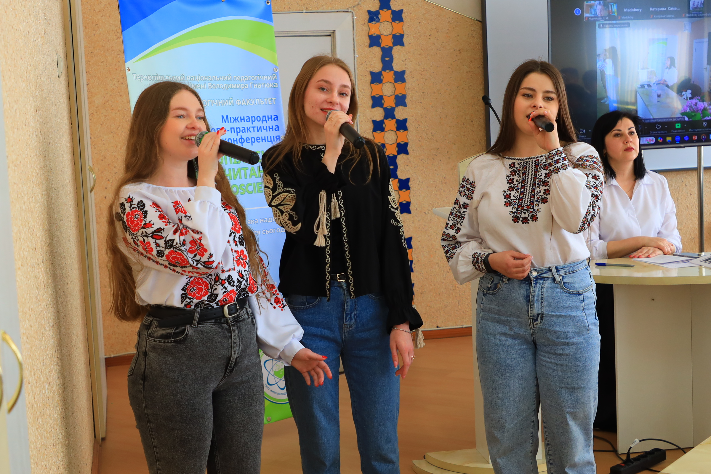 Музичний дарунок від  естрадної студії ТНПУ.JPG